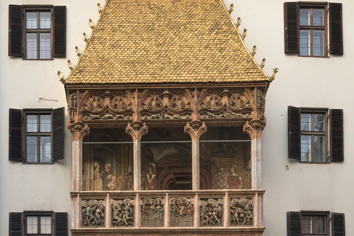 Zlatý oriel v old Town of Innsbruck s pozlacenými měděnými taškami a vyřezávanými reliéfy balkonu